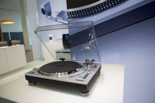 Bereits an der IFA angekündigt, konnte nun ein fertiges Produkt gezeigt werden: Mit dem SL-1200G bringt Technics (gehört zum Panasonic-Konzern) eine Legende zurück.